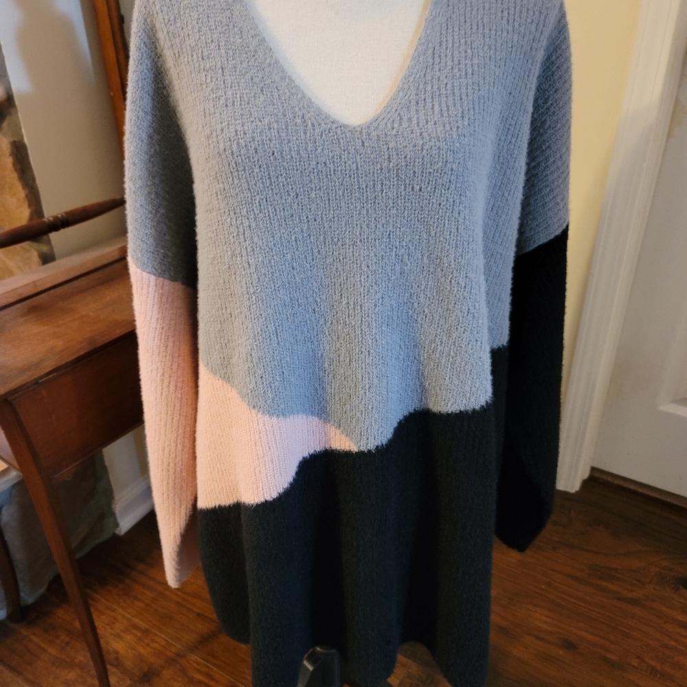Evri 4x sweater! EUC! Black, gray and pink with a v-neck.